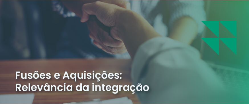 Aperto de mãos e texto com fusões e aquisições: Relevância da integração.