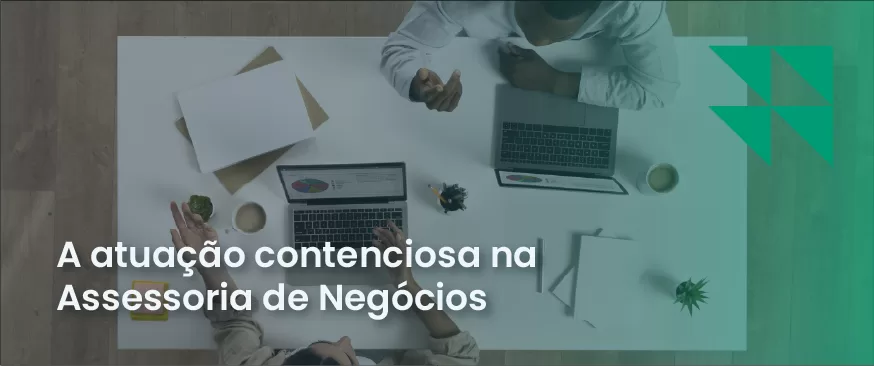 vista de cima de pessoas trabalhando. Na imagem contém texto: "A atuação contenciosa integrada na assessoria de negócios.