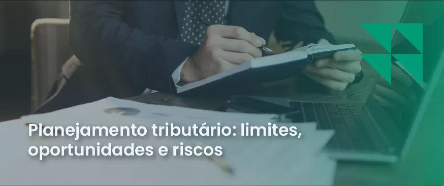 Homem com caderno e papéis na mesa, imagem com escrita "Planejamento tributário: limites, possibilidades e riscos.